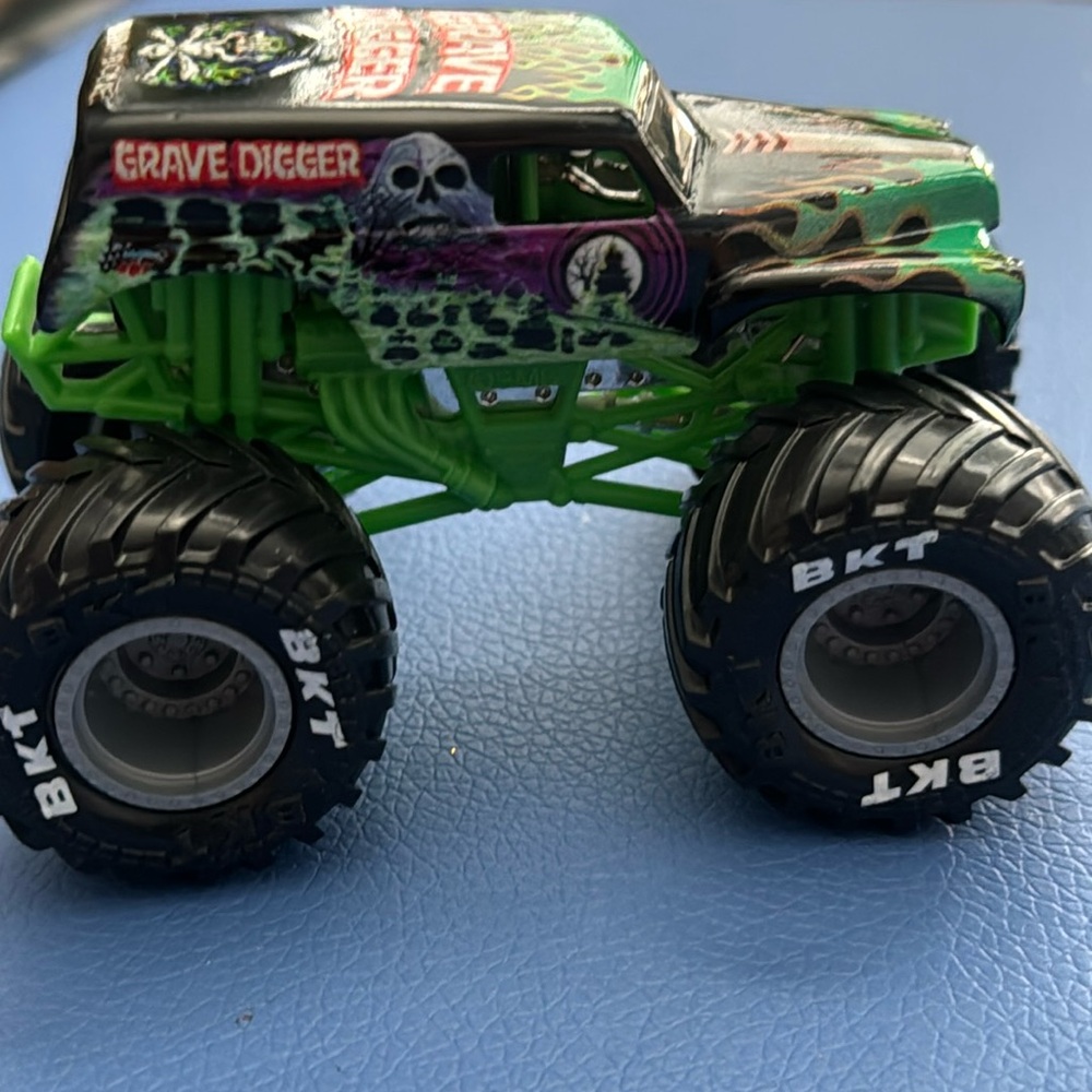 Hot Wheels Monster Jam Monster Trucks Grave Digger toy 940